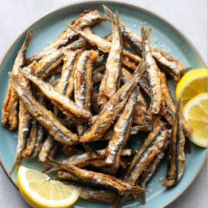 Boquerones seleccionados harinados y en adobo listos para fritura.