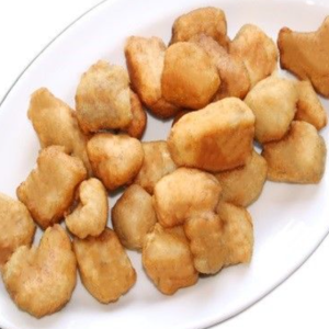 Trozos de caella marinados en adobo tradicional para freír.